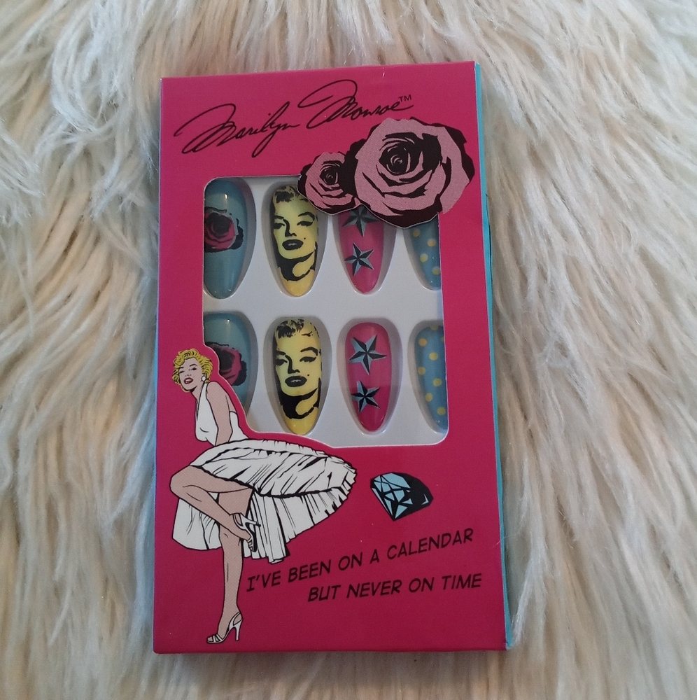 Marilyn Monroe Nail Set with Pink and Blue Design